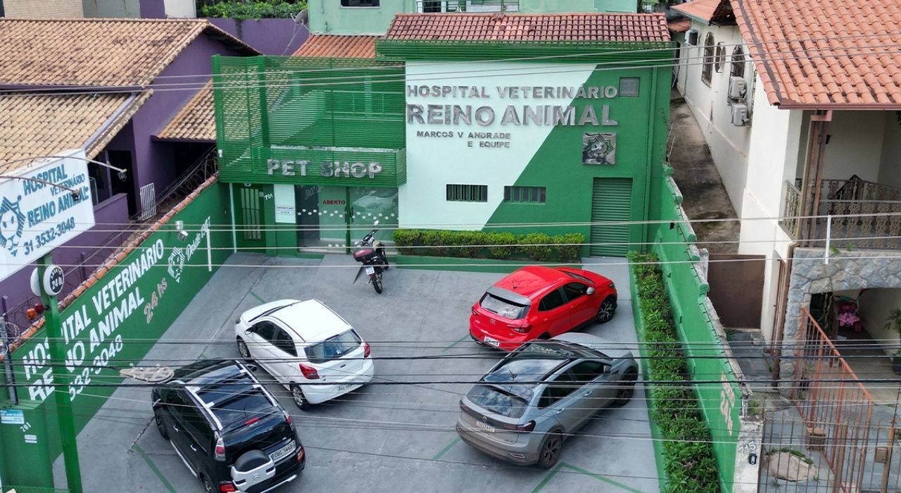 Vista do hospital e do estacionamento